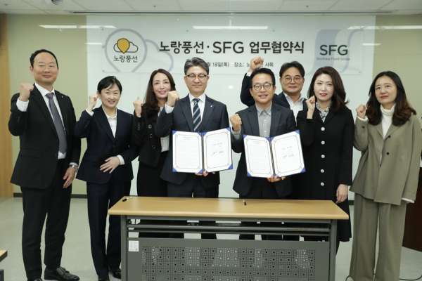노랑풍선과 SFG 신화푸드그룹의 업무협약식에서 박정우 SFG 대표이사(왼쪽)와 김진국 노랑풍선 대표이사(오른쪽)를 비롯한 양사 임직원들이 협약 체결 후 기념촬영을 하고 있다. [사진 = 노랑풍선]