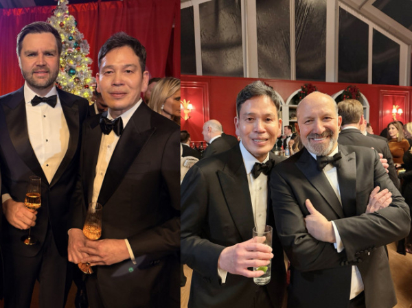 ▲12일(현지시간) 미국 워싱턴D.C. J.D.밴스 미국 부통령 관저에서 열린 성탄절 만찬에 참석한 정용신 신세계그룹 회장이 밴스 부통령(왼)과 하워드 러트닉 미국 상무장관과 포즈를 취하고 있다. (사진제공=신세계그룹)