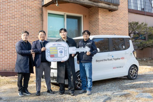 HDC현대산업개발은 30일 경기도 성남시 수정구에 있는 한국주택환경연구원에서 HDC 심포니 희망드림빌더 3기 최우수 수료생에 대한 창업 지원 차량 수여식을 개최했다. (사진 왼쪽부터 김영중 집으로가는길 대표, 이동훈 HDC현대산업개발 홍보팀장, 박진근 HDC 심포니 희망드림빌더 3기 최우수 수료자, 김대영 한국주택환경연구원장) [사진=HDC현대산업개발]