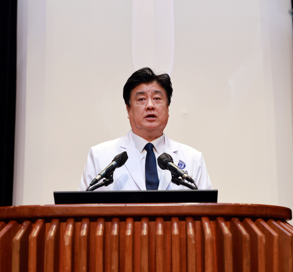 ▲금기창 연세대학교 의무부총장 겸 의료원장이 5일 새해인사에서 신년사를 전하고 있다