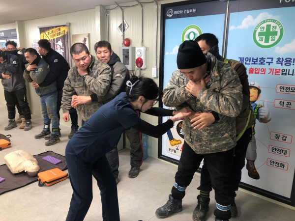 외국인 근로자들이 직접 응급처치 실습을 받고 있다.[사진=한화 건설부문]