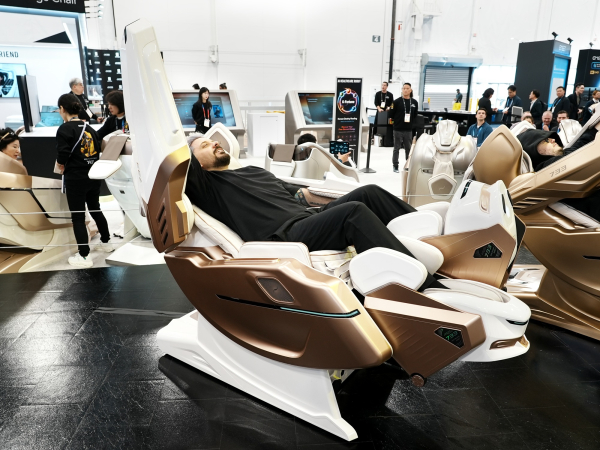 CES 2026 바디프랜드 부스에서 ‘733’을 체험하고 있는 참관객 저스틴 마모스타인 씨 [사진=바디프랜드]