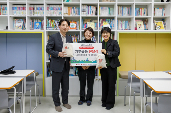 ▲ 윤영수 롯데바이오로직스 커뮤니케이션부문장(왼쪽)과 정승원 연수구청 일자리정책과장(오른쪽)이 청학동 지역아동센터 관계자(가운데)