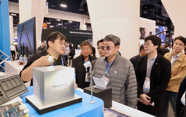 김상범 이수그룹  회장이 CES 2026에서 피지컬 AI 국내 기업 부스를 둘러보고 있다. 김상범 회장(오른쪽 세번째) 김세민 이수 대표이사(오른쪽 두번째)