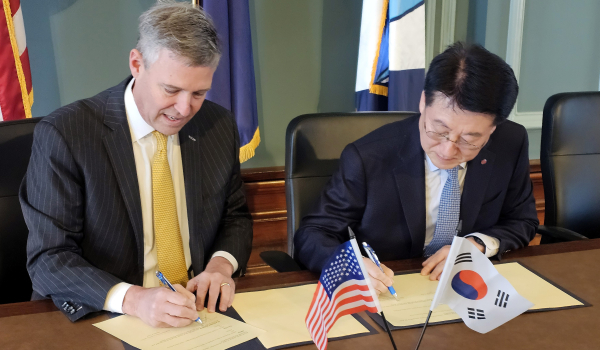 업무협약서에 서명하는 모습. 오른쪽부터 한전 정치교 안전영업배전부사장, Daniel Rickenmann 컬럼비아시장 [사진=한전]