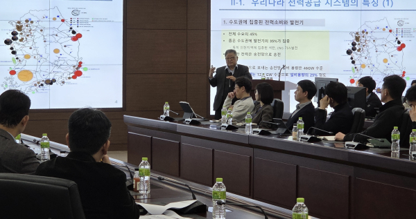 전영환 홍익대학교 전기전자공학부 교수가 '2050 탄소중립 및 에너지 전환을 위한 동서발전의 전원개발 방향'을 주제로 강연하고 있다. [사진=한국동서발전]