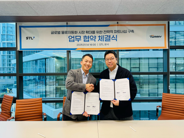 천영석 트위니 대표(사진 왼쪽)와 강태영 에스티엘 대표가 지난 14일 에스티엘 사옥에서 자율주행 로봇 ‘나르고 오더피킹’을 활용한 물류자동화 구축과 확산을 위한 업무협약을 체결한 뒤 기념촬영하고 있다. [사진=트위니]