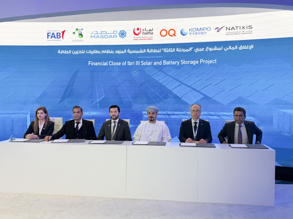 15일(목) 이종국 한국중부발전 기획관리본부장(오른쪽에서 두번째)이 UAE 아부다비에서 오만 이브리 3 태양광 • BESS 발전사업 금융조달 계약을 체결하고 기념사진을 촬영하고 있다. (왼쪽부터 First Abu Dhabi Bank 사라 피르자다 매니징 디렉터, Al Khadra 아닐 쿠마르 나하르 디렉터, MASDAR 마진 칸 CFO, OQAE 무하나드 알 키유미 헤드, KOMIPO 이종국 기획관리본부장, NATIXIS 쿠람 안사리 매니징 디렉터) [사진=한국중부발전]