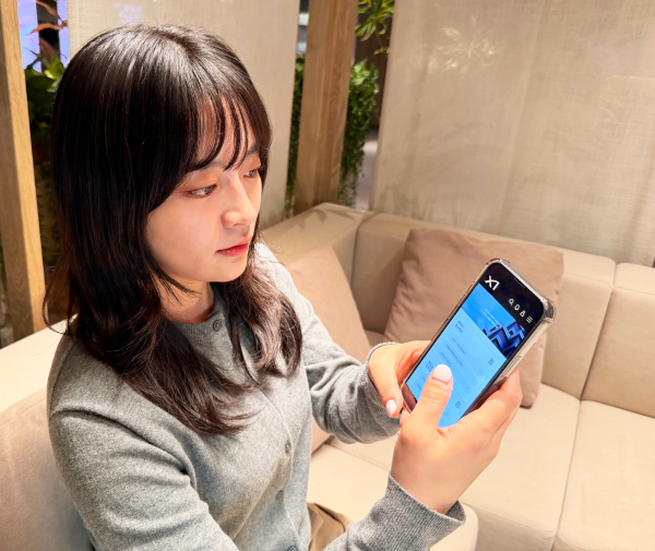 계약고객 통합서비스 ‘My 자이’를 시연하고 있는 사진 [사진=GS건설]