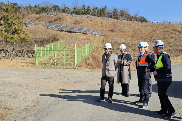 서성재 기술안전부사장(왼쪽에서 세 번째 주황색 조끼)이 지난 16일 하동복합건설본부를 방문해 발전소 사업부지를 살펴보며, 착공 준비상태를 점검하고 있다. [사진=한국남부발전]