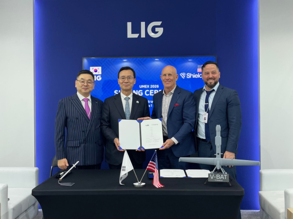 21일(현지 시간) LIG넥스원와 쉴드 AI 주요 관계자들이 UAE 아부다비에서 열린 무인‧자율 시스템 전시회 ‘UMEX 2026에서 계약기념 행사 후 사진을 촬영하고 있다. [사진=LIG넥스원]