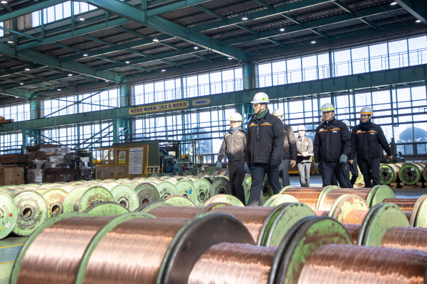 김대헌 호반그룹 기획총괄사장(왼쪽 두번째)이 지난 22일 충남 당진 대한전선 당진 케이블공장을 찾아 설비 운영 현황을 점검하며 생산 공정을 살펴보고 있다. [사진=호반그룹]