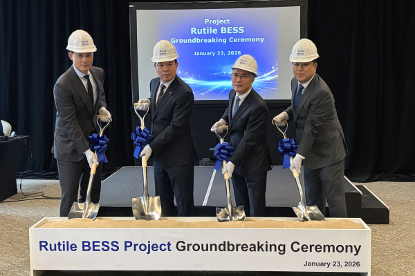 현지시간 23일, 미국 텍사스 ‘루틸 BESS’ 착공식에서 관계자들이 기념촬영을 하고 있다. (왼족부터) 최준혁 알파자산운용대표, 박영철 남부발전 경영기획부사장, 최준석 KBI 전무, 강봉주 HD현대일렉트릭 전무 [사진=남부발전]