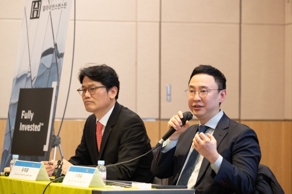 유재흥 AB자산운용 채권부문 선임 포트폴리오 매니저와 이재욱 AB자산운용 주식부문 선임 포트폴리오 매니저가 28일 여의도 기자간담회에서 기자들의 질문에 답하고 있다. [사진=AB자산운용]