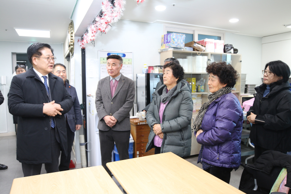 권명호 한국동서발전 사장이 제주 북촌리 경로당을 방문해 마을주민들의 의견을 듣고 있다. [사진=한국동서발전]