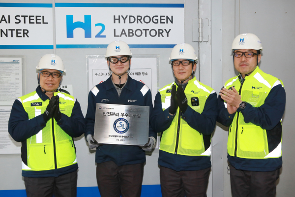 현대제철 당진제철소 연구소 임직원들이 안전관리 우수연구실 신규 인증 기념 촬영을 하고 있다. (왼쪽부터 현대제철 정유동 전무, 조준희 전임연구원, 이종협 팀장, 태순재 상무) [사진=현대제철]