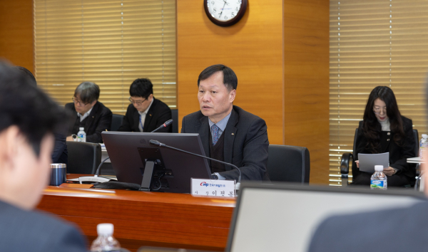 한국서부발전은 2일 충남 태안 본사에서 ‘재생에너지 사업 추진 현황 점검회의’와 ‘인공지능(AI) 사업 추진 현황 점검회의’를 개최했다고 3일 밝혔다. 사진은 이정복 서부발전 사장이 회의를 주재하는 모습 [사진=한국서부발전]