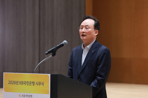 지난 1월 2일 여의도 KB국민은행 신관에서 열린 ‘2026년 시무식’에서 이환주 KB국민은행장이 신년사를 발표하고 있다. [사진=KB국민은행]