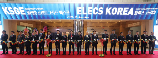 개막식 테이프 커팅식_왼쪽에서 열한번째 이호현 기후에너지환경부 2차관, 김동철 한전 사장 [사진=한전]