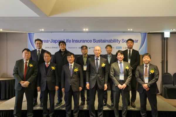 (앞줄 왼쪽부터) 조규하 FALIA 고문, 정운찬 전 국무총리, 김철주 생명보험협회 회장, 후지이 다케시 FALIA 이사장, 키쿠타 테츠야 다이이치 라이프 홀딩스 그룹 CEO, 다나카 마사유키 FALIA 전무이사. (뒷줄 왼쪽부터) 임대웅 유엔환경계획 금융이니셔티브 한국대표, 남상욱 서원대 교수, 이항석 한국보험학회 회장, 이승준 보험연구원 연구위원, 사이토 가즈히로 솜포케어 시니어 리더. [사진=생명보험협회]