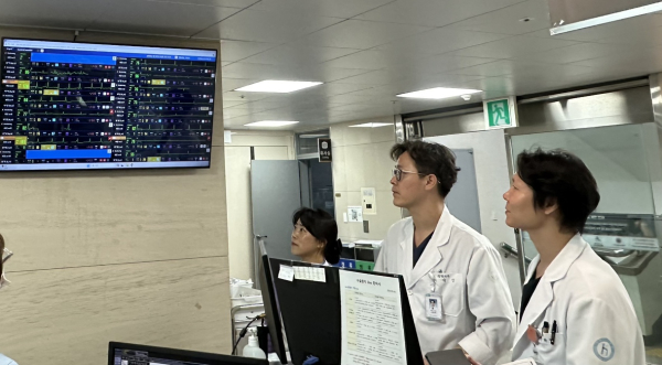 ▲ 광주한국병원 의료진들이 병동에 설치된 씽크(thynC) 모니터를 통해 환자 상태를 확인하고 있다.