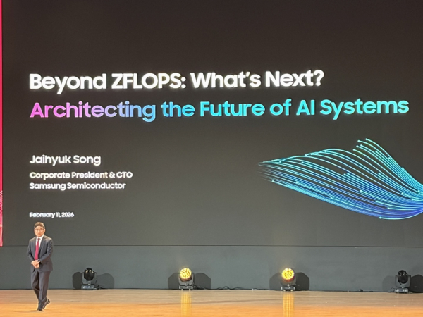 송재혁 삼성전자 디바이스솔루션(DS)부문 최고기술책임자(CTO)가 11일 서울 코엑스에서 열린 ‘세미콘 코리아 2026’에서 기조연설을 하고 있다. [사진=김소이 기자]