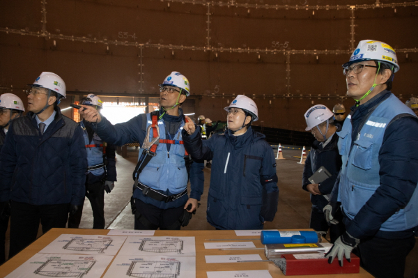 최연혜 가스공사 사장(가운데)이 당진 LNG 기지 건설 현장을 찾아 특별 안전 점검을 하고 있다. [사진=한국가스공사]