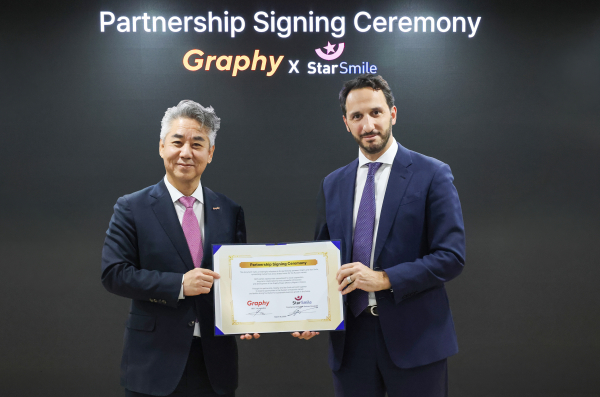 ▲그래피 심운섭 대표(왼쪽)와 StarSmile Commercial Director, Smirnov Alexander (오른쪽) 