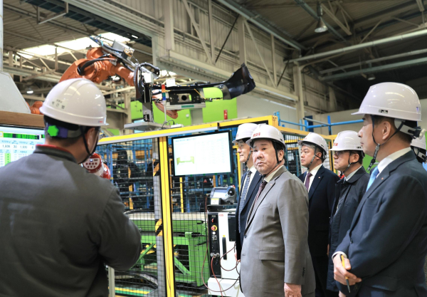 우오현 회장(오른쪽 첫 번째)이 로봇팔을 활용한 공정을 참관하고 있다. [사진=SM그룹]