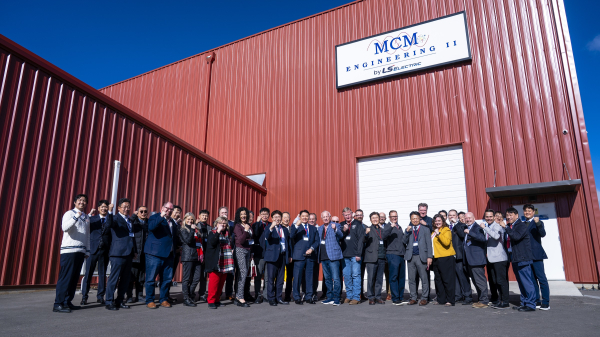구자균 LS일렉트릭 회장(가운데)과 MCM엔지니어링II 임직원들이 MCM엔지니어링II 공장 앞에서 기념촬영을 하는 모습 [사진=LS일렉트릭]
