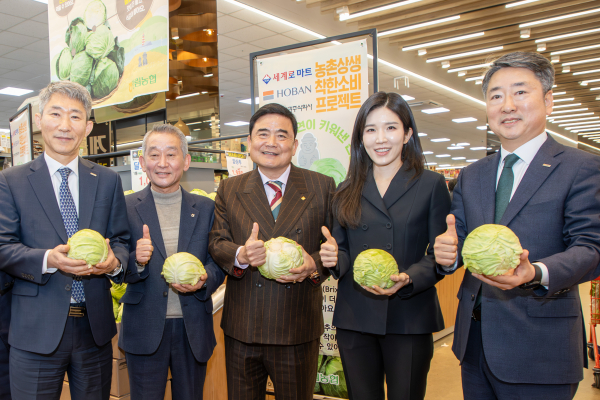 제주 달코미 양배추 소비촉진 행사 관계자들 기념촬영 하고 있다. 오른쪽부터 이상용 대아청과 대표, 김윤혜 호반프라퍼티 경영총괄사장, 양연주 세계로마트 회장, 차성준 한림농협 조합장, 김동남 호반프라퍼티 대표 [사진=호반]