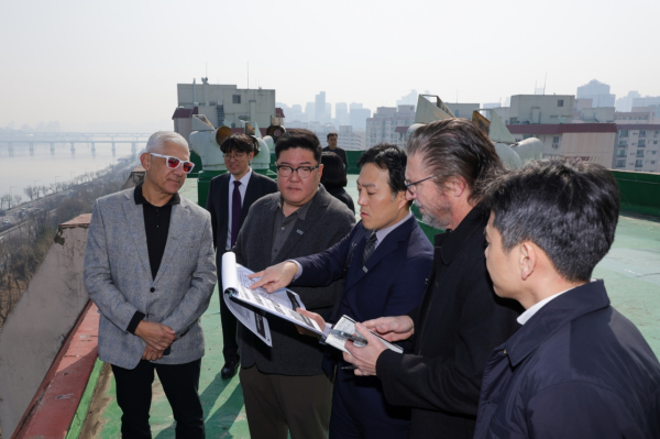 아르카디스의 브렛 위긴스 부사장(오른쪽 두 번째)과 배수훈 부사장(세 번째), 앤서니 스톤수석 디자이너(왼쪽 첫 번째)와 DL이앤씨 임직원들이 설계안을 최종 점검하고 있다. [사진=DL이앤씨]