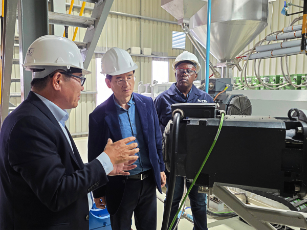 김선규 호반그룹 회장(가운데)이 대한전선 남아프리카공화국 생산법인 엠텍을 방문해 생산 현장을 살펴보고 있다. [사진=호반그룹]
