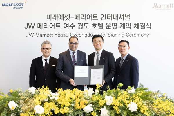 (왼쪽부터) Duke 남 메리어트 코리아 대표, 라지브 메논(Rajeev Menon) 메리어트 인터내셔널 아시아태평양 총괄대표, 미래에셋자산운용 최창훈 대표이사 부회장, 미래에셋컨설팅 채창선 대표이사. [사진=미래에셋자산운용]
