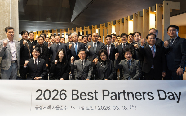 정경구 HDC현대산업개발 대표이사(앞줄 왼쪽 세 번째), 한혜숙 엠케이지 대표이사(네 번째) 등 행사 참석자들이 기념촬영 하고 있다.