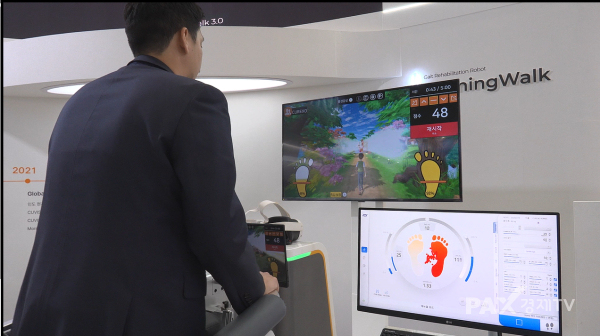 ▲전시회에서 큐렉소의 보행재활로봇 ‘모닝워크’를 직접 체험하고 있다.