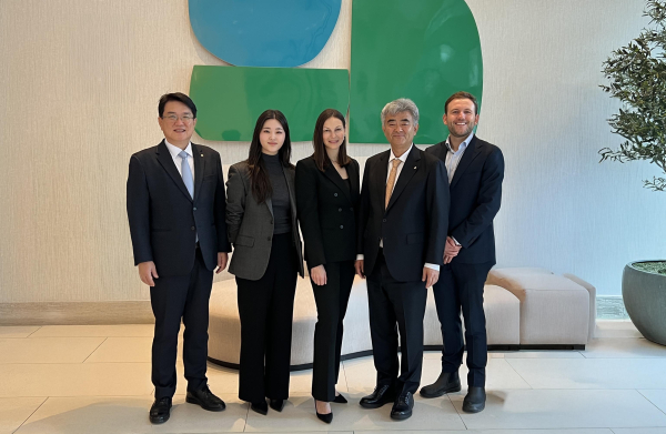 정원주 회장(오른쪽 두 번째)이 쿠슈너 컴퍼니 대표(세 번째)와 협력 가능성 논의 후 기념촬영 하고 있다. [사진=대우건설]