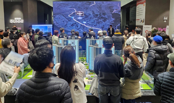 호반써밋 시흥거모 B1블록 견본주택 방문객들이 분양 관계자의 설명을 듣고 있다. [사진=호반건설]