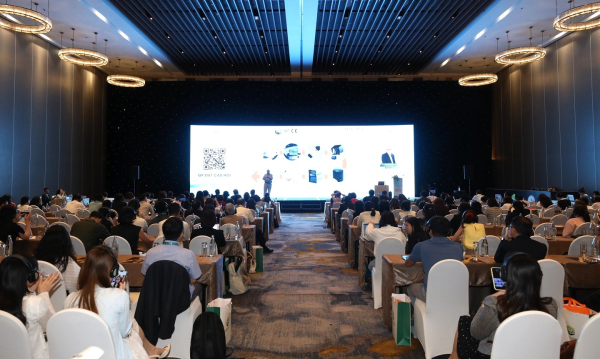 ▲VAO 2026에서 Ravindra Nanda 교수가 강연중에 그래피 SMA 기반 투명 교정 장치 제작 프로세스에 관해 설명하고있다.