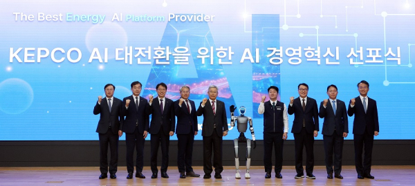 AI경영혁신 선포식 경영진 및 노조위원장 단체사진(왼쪽에서 다섯번째 김동철 사장, 여섯번째 노조위원장 조창연) [사진=한국전력]