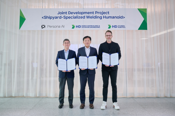 HD현대는 최근 ‘조선소 특화 용접용 휴머노이드의 실증 및 상용화를 위한 공동개발 협약’을 체결했다(사진 왼쪽부터 HD현대로보틱스 송영훈 솔루션개발부문장, HD한국조선해양 이동주 제조혁신연구소 부문장, 페르소나 AI 닉 래드포드(Nicolaus Radford) CEO). [사진=HD현대]