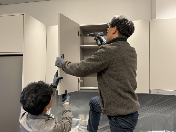 하자 민원 세대 상부장 경첩 보수 작업이 진행되고 있다. [사진=반도건설]