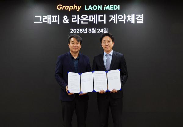 ▲그래피 박성현 상무(오른쪽)와 라온메디  김일훈 부사장(왼쪽)이 양사 계약 체결 후 기념촬영을 하고 있다. 