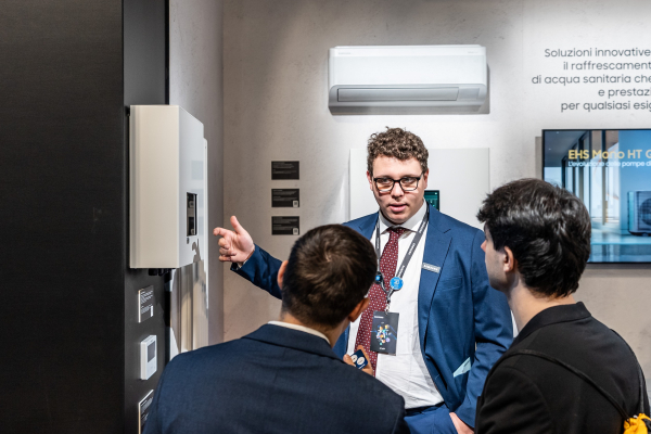 24~27일 이탈리아 밀라노에서 열린 MCE 2026에서 삼성전자 직원이 참석자들에게 수상 제품의 특장점을 소개하고 있다. EHS 캐스케이드 컨트롤러 이미지