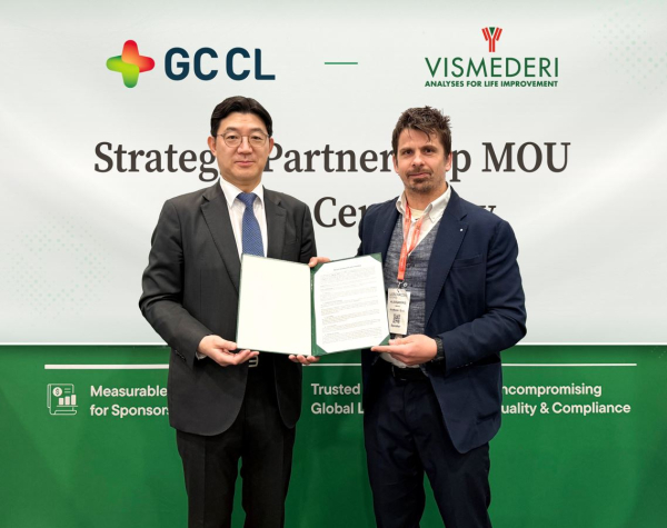 ▲MOU 진행 후 기념 사진촬영 중인 조관구 지씨씨엘 대표이사(좌) 알레산드로 마넨티(Alessandro Manenti)VisMederi S.r.l Chief Development Officer(우)
