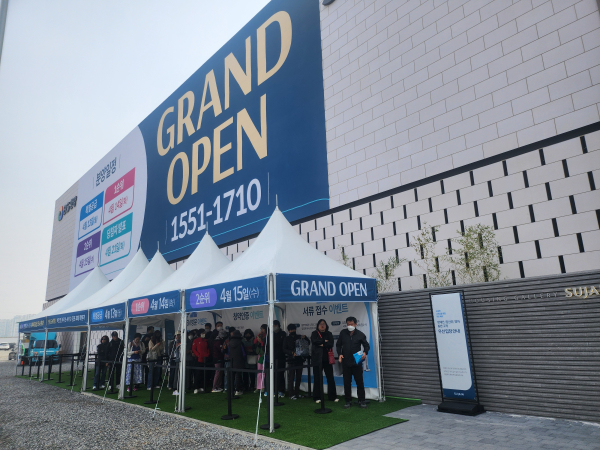 지난 3일 모델하우스 현장 오픈 전 방문객들이 대기하고 하고 있다. [사진=정윤섭 기자]