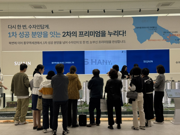 방문객들이 ’풍무역세권 수자인 그라센트 2차’ 견본주택 내부를 관람하고 있다. [사진=BS한양]