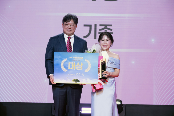 메리츠화재 김중현 대표(왼쪽)와 청주본부 주미숙 지점장(오른쪽)이 지난 9일 열린 '2025 연도대상 시상식'에서 대상 수상 기념촬영을 하고 있다. [사진=메리츠화재]