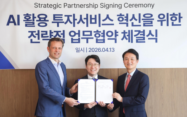 13일 오후 서울 여의도 키움증권 본사에서 LG AI연구원-LSEG-키움증권이 금융 AI 에이전트 서비스 출시를 위한 3자 업무협약을 체결했다. (사진 왼쪽부터 니콜라스 팔마뉴 LSEG 글로벌영업대표(Nicolas Falmagne, LSEG Global head of Sales), 임우형 LG AI연구원장, 엄주성 키움증권 대표) [사진=LG]