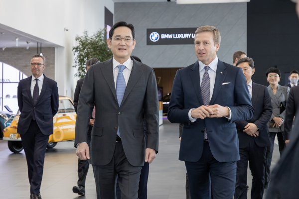 이재용 삼성전자 회장이 2022년 인천 영종도에 위치한 BMW 드라이빙 센터에서 올리버 집세(Oliver Zipse) BMW CEO와 만나 배터리 및 전장 분야 협력 방안을 논의하고 있다. [사진=삼성전자]